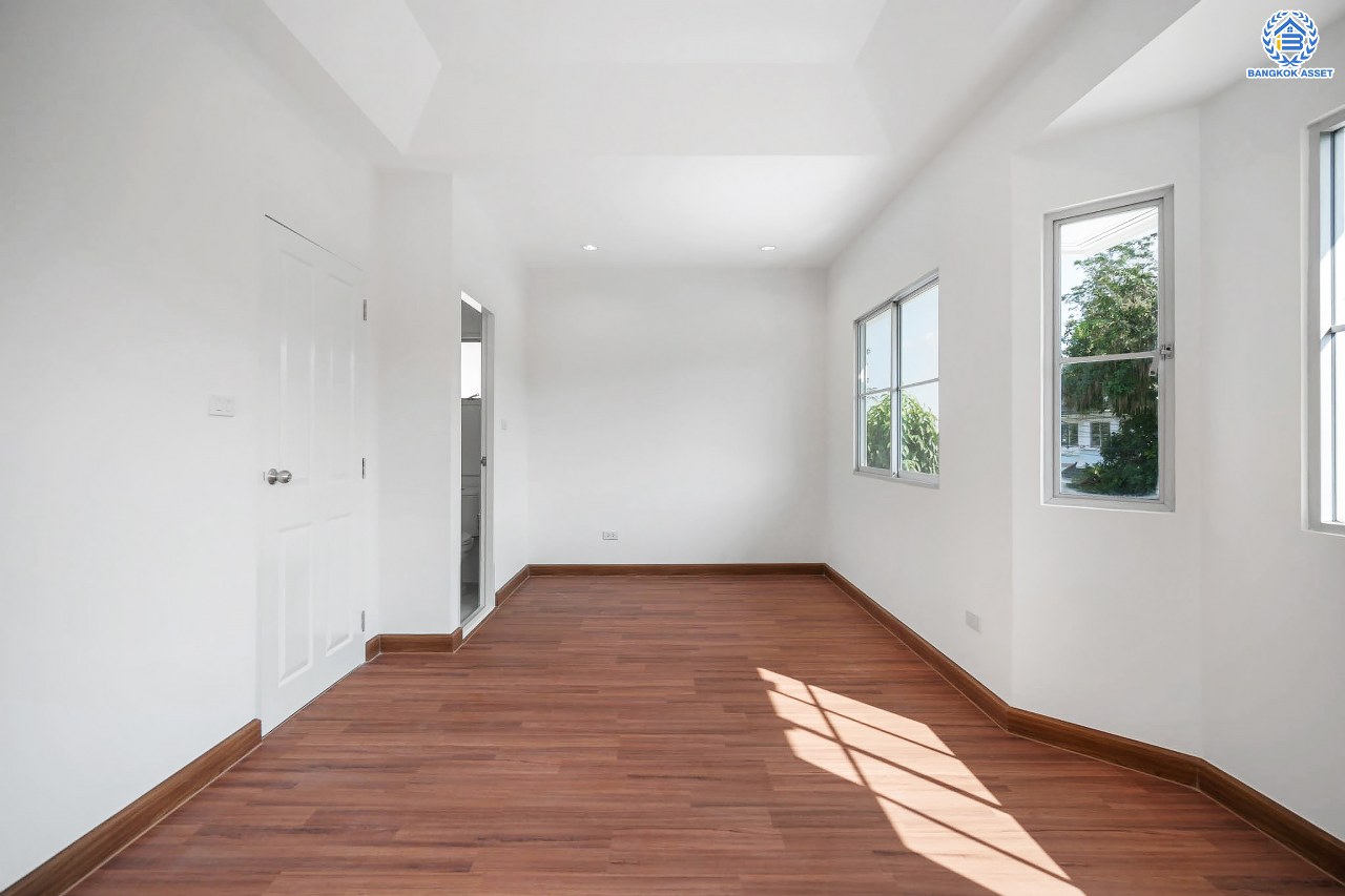 บ้านมือสองตกแต่งใหม่ โครงการ พฤกษ์ลดา1 บางใหญ่ บนเนื้อที่ 50 ตร.ว. ฟังก์ชัน 4 ห้องนอน (ห้องนอนชั้นล่าง 1 ห้อง) 2 ห้องน้ำ 2 ที่จอดรถ ทำเลเดินทางสะดวก เชื่อมต่อถนนกาญจนาภิเษก ใกล้รถไฟฟ้าสายสีม่วง "สถานีคลองบางไผ่" และทางด่วน "กาญจนาภิเษก"